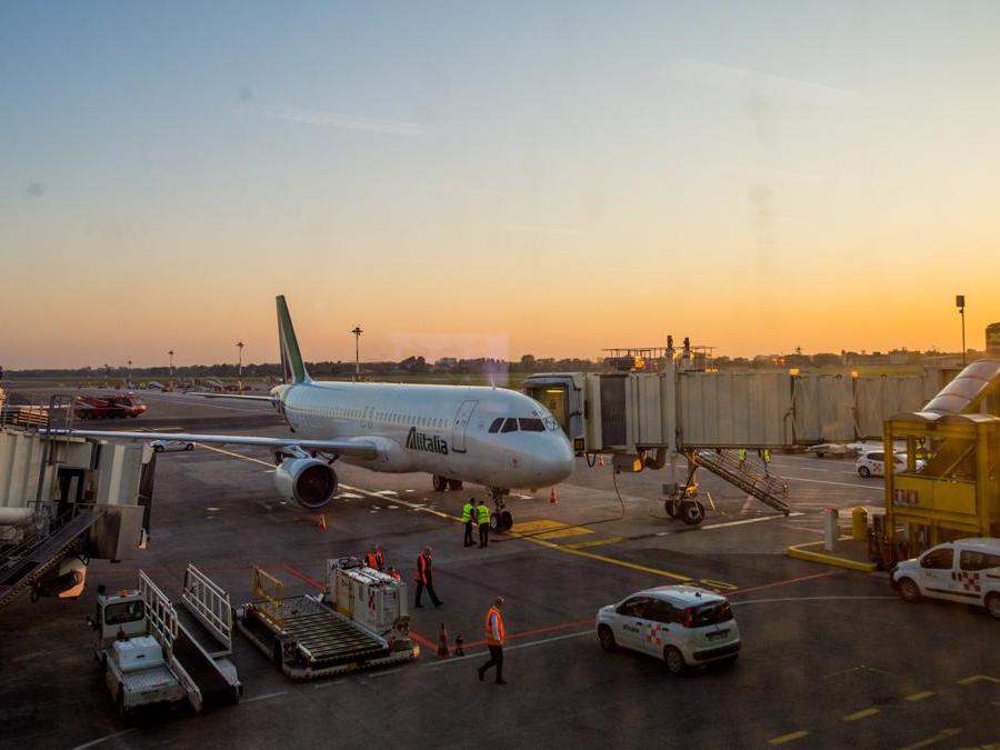 Primo aereo Alitalia AZ2092 atterra a Linate aeroporto, primi passeggeri sbarcano (Carlo Cozzoli/Fotogramma)