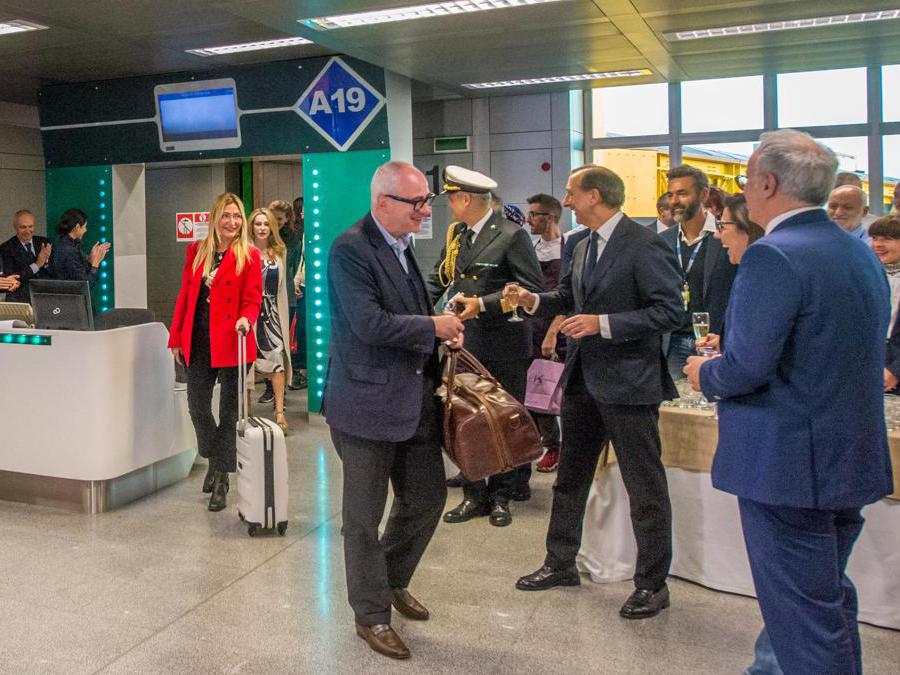 Primo aereo Alitalia AZ2092 atterra a Linate aeroporto, primi passeggeri sbarcano.  Nella foto il sindaco Giuseppe Sala accoglie i passeggeri (Carlo Cozzoli/Fotogramma)
