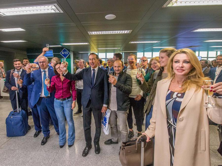 Primo aereo Alitalia AZ2092 atterra a Linate aeroporto, primi passeggeri sbarcano.  Nella foto il sindaco Giuseppe Sala accoglie i passeggeri (Carlo Cozzoli/Fotogramma)