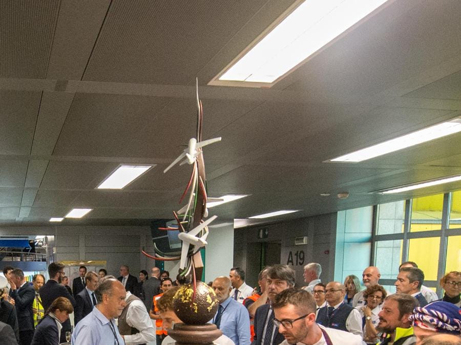 Primo aereo Alitalia AZ2092 atterra a Linate aeroporto, primi passeggeri sbarcano.  Nella foto il sindaco Giuseppe Sala accoglie i passeggeri (Carlo Cozzoli/Fotogramma)