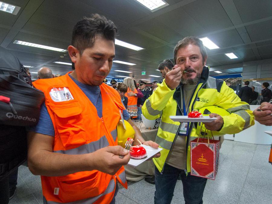 Primo aereo Alitalia AZ2092 atterra a Linate aeroporto, primi passeggeri sbarcano.  Nella foto il sindaco Giuseppe Sala accoglie i passeggeri (Carlo Cozzoli/Fotogramma)