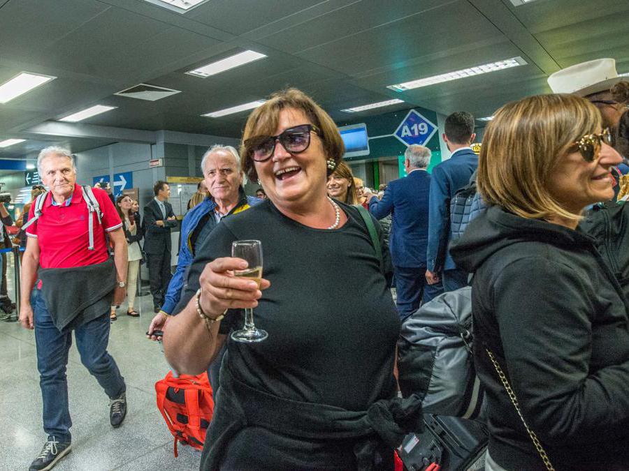 Primo aereo Alitalia AZ2092 atterra a Linate aeroporto, primi passeggeri sbarcano.  Nella foto il sindaco Giuseppe Sala accoglie i passeggeri (Carlo Cozzoli/Fotogramma)