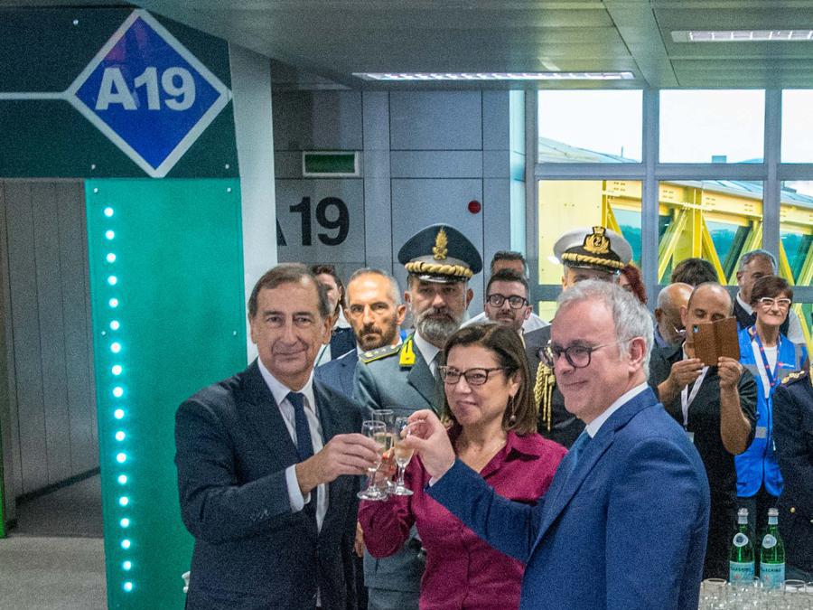 Nella foto Paola de Micheli ministro infrastrutture e trasporti, il sindaco Giuseppe Sala e Nicola Zaccheo presidente Enav (Carlo Cozzoli/Fotogramma)