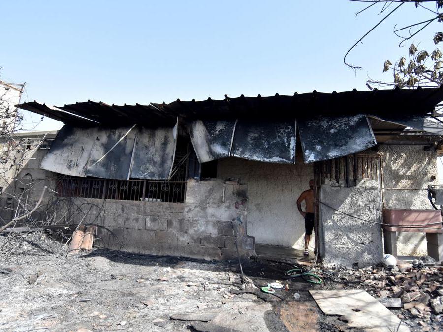 Stabilimenti balneari distrutti dalle fiamme vicino a Catania. (Ansa / Orietta Scardino)