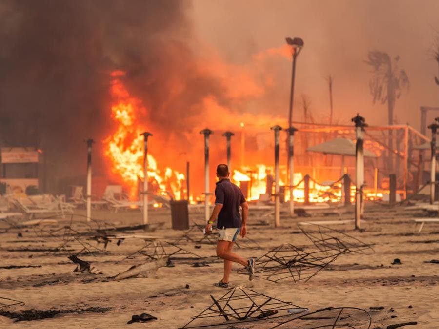 Stabilimenti balneari distrutti dalle fiamme vicino a Catania. (Roberto Viglianisi/via Reuters) 