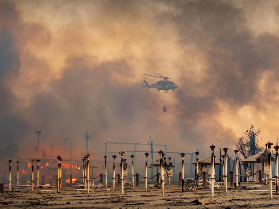 Stabilimenti balneari distrutti dalle fiamme vicino a Catania. (Roberto Viglianisi/via Reuters) 
