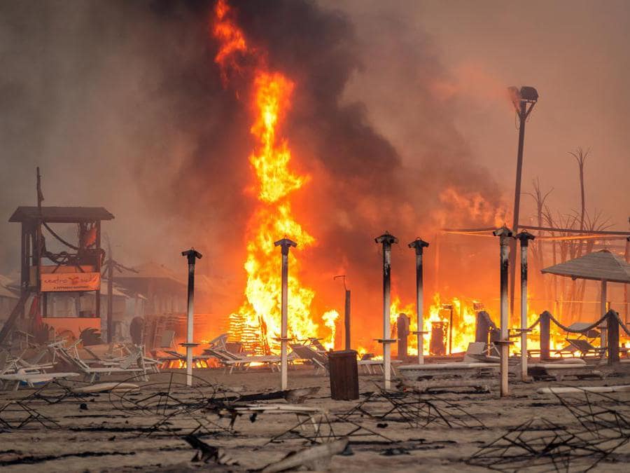 Stabilimenti balneari distrutti dalle fiamme vicino a Catania. (Roberto Viglianisi/via Reuters) 