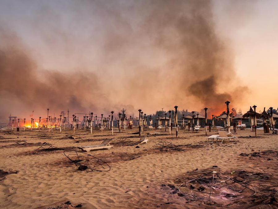 Stabilimenti balneari distrutti dalle fiamme vicino a Catania. (Roberto Viglianisi/via Reuters) 