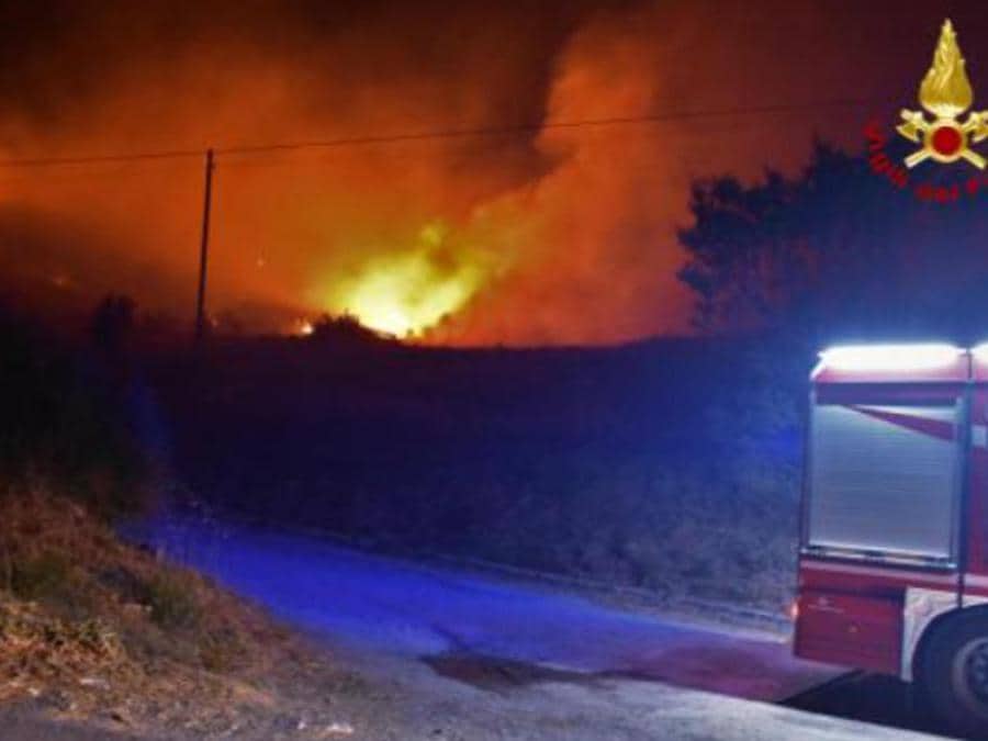 I vigili del fuoco intervengono per spegnere gli incendi divampati tra Piana degli Albanesi, Strasatto Altofonte e San Giuseppe Jato, 30 luglio 2021. (Ansa / Vigili del Fuoco) 