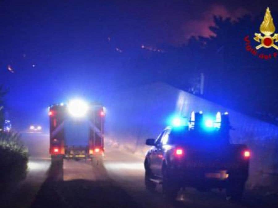 I vigili del fuoco intervengono per spegnere gli incendi divampati tra Piana degli Albanesi, Strasatto Altofonte e San Giuseppe Jato, 30 luglio 2021. (Ansa / Vigili del Fuoco) 