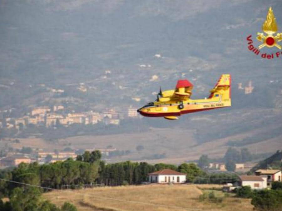 I vigili del fuoco intervengono per spegnere gli incendi divampati tra Piana degli Albanesi, Strasatto Altofonte e San Giuseppe Jato, 30 luglio 2021. (Ansa / Vigili del Fuoco) 