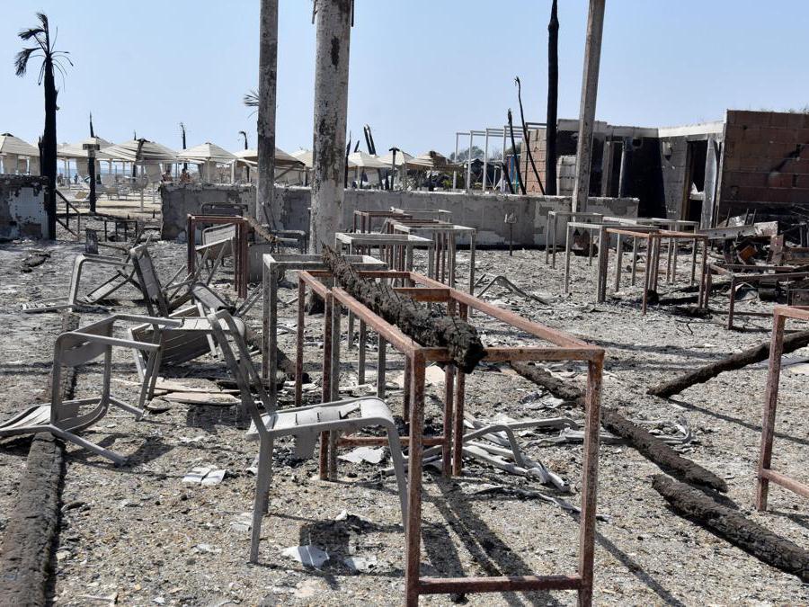 Stabilimenti balneari distrutti dalle fiamme vicino a Catania. (Ansa / Orietta Scardino)