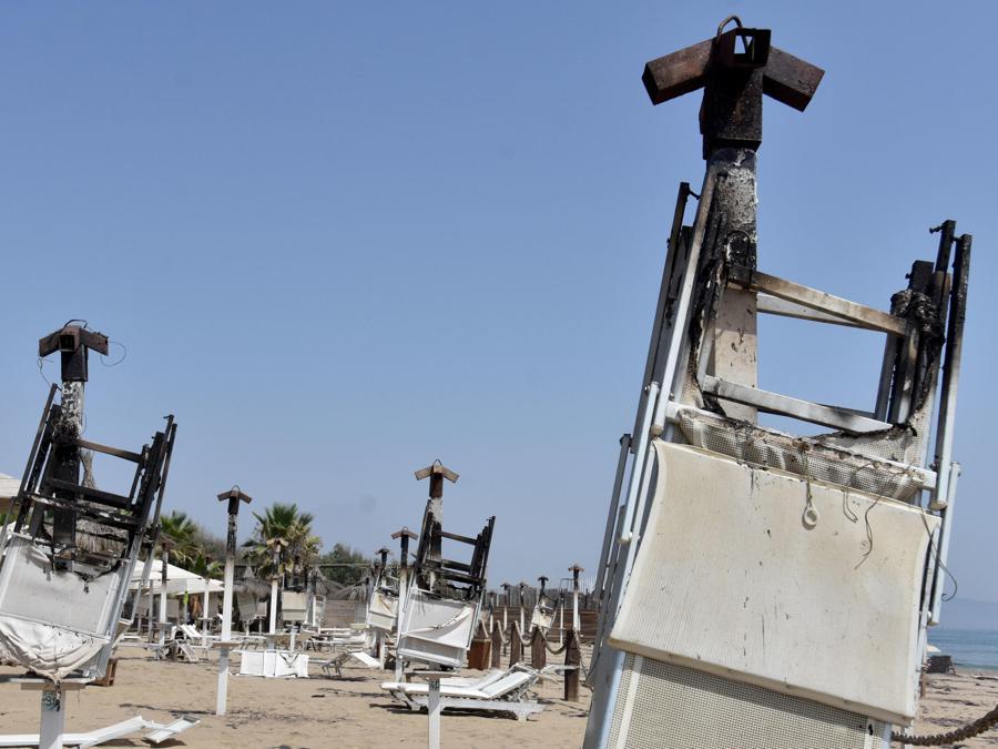 Stabilimenti balneari distrutti dalle fiamme vicino a Catania. (Ansa / Orietta Scardino)