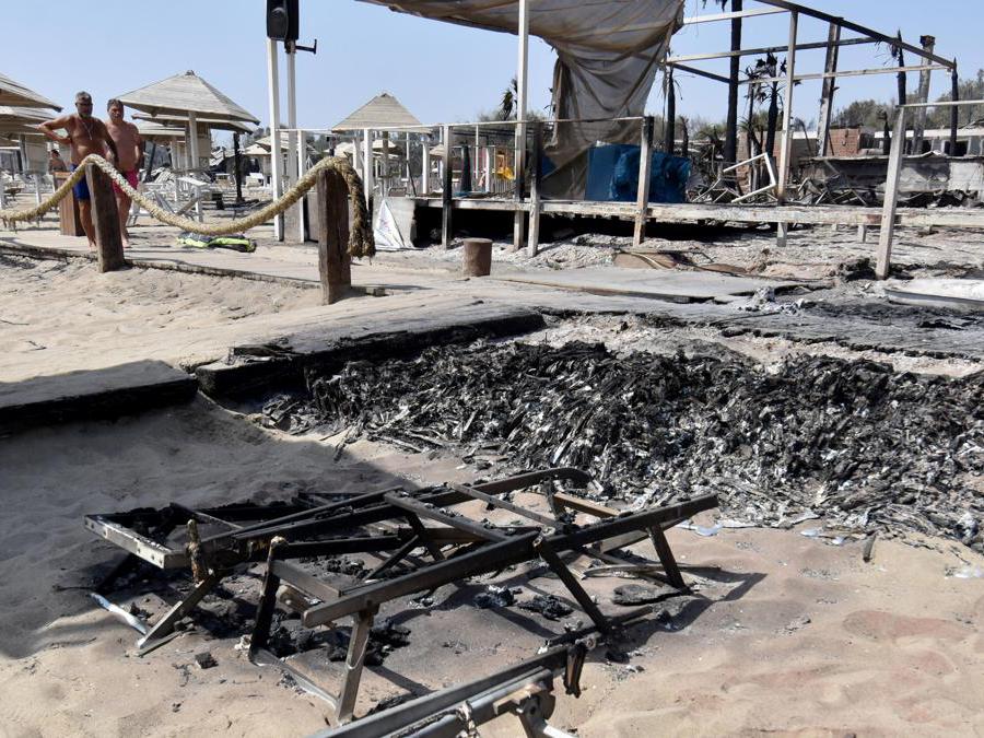 Stabilimenti balneari distrutti dalle fiamme vicino a Catania. (Ansa / Orietta Scardino)