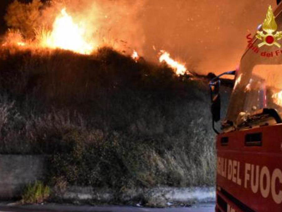 I vigili del fuoco intervengono per spegnere gli incendi divampati tra Piana degli Albanesi, Strasatto Altofonte e San Giuseppe Jato, 30 luglio 2021. (Ansa / Vigili del Fuoco) 