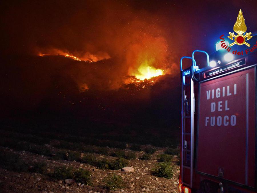 I vigili del fuoco intervengono per spegnere gli incendi divampati tra Piana degli Albanesi, Strasatto Altofonte e San Giuseppe Jato. (Epa / Vigili del Fuoco) 