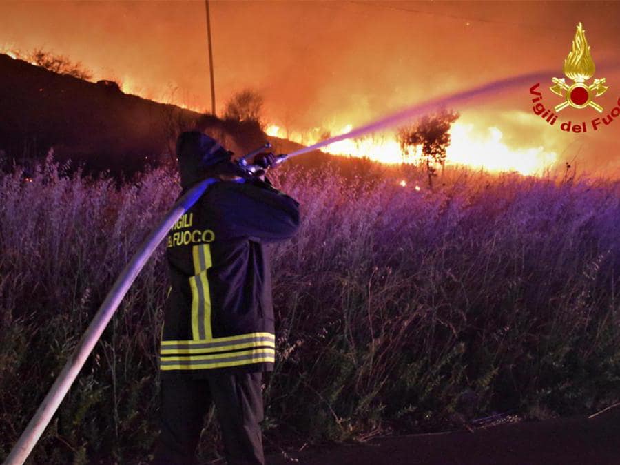 I vigili del fuoco intervengono per spegnere gli incendi divampati tra Piana degli Albanesi, Strasatto Altofonte e San Giuseppe Jato. (Epa / Vigili del Fuoco) 
