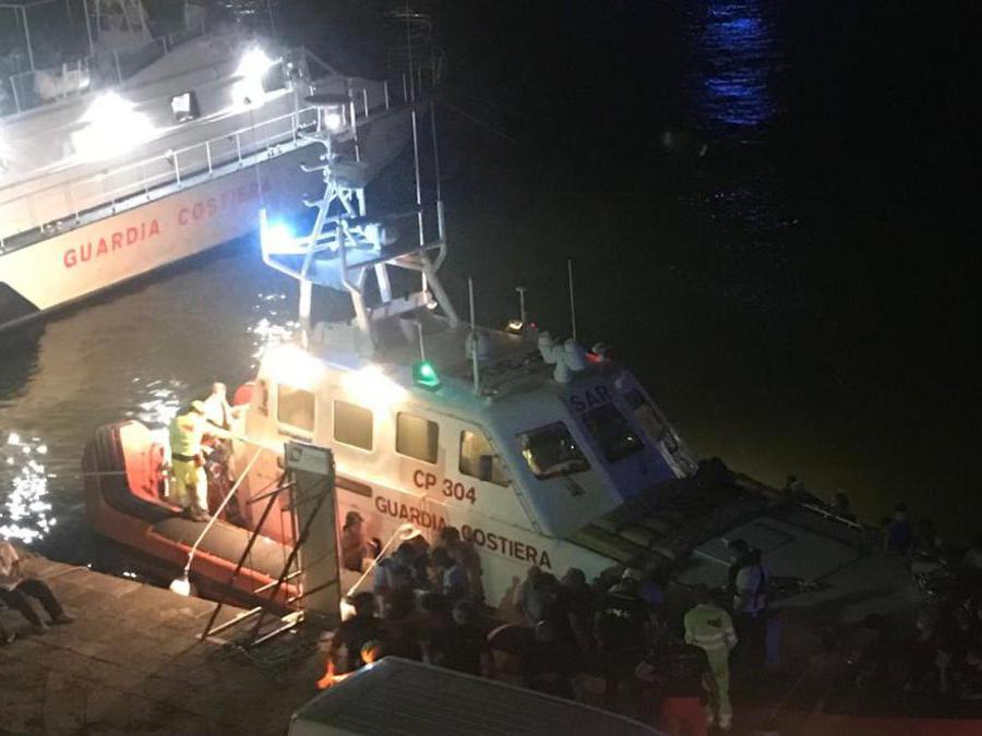 Centocinquanta persone bloccate dagli incendi due zone marinare di Catania sono state salvate da mezzi navali e personale della Capitaneria di porto, 30 luglio 2021. (Ansa / Capitaneria di Porto) 