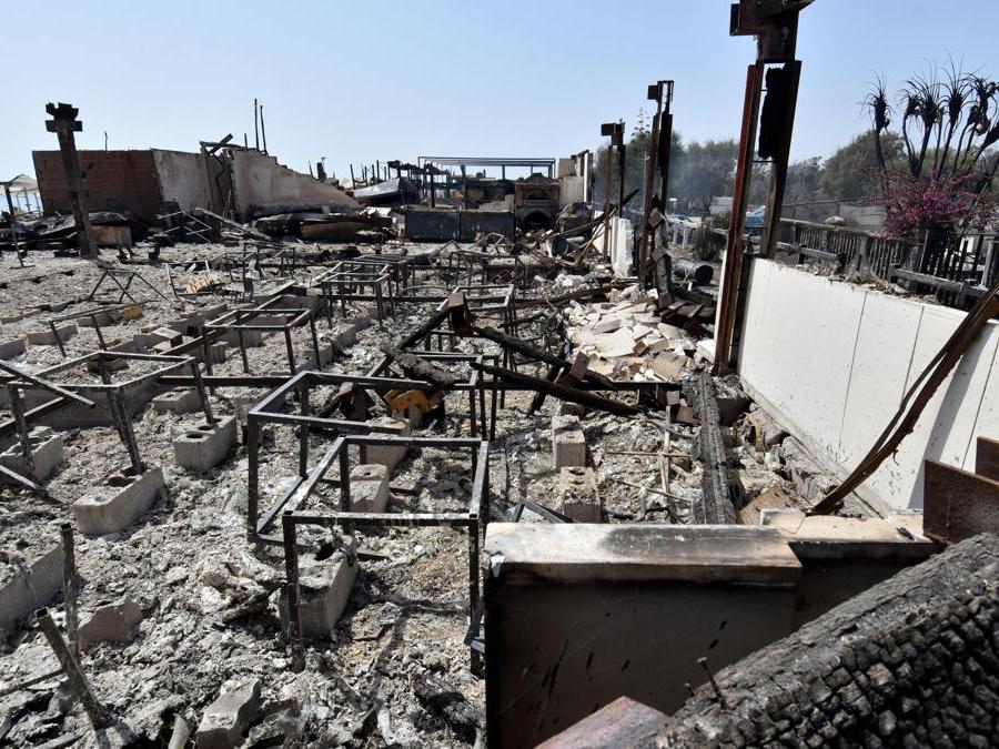 Stabilimenti balneari distrutti dalle fiamme vicino a Catania. (Ansa / Orietta Scardino) 