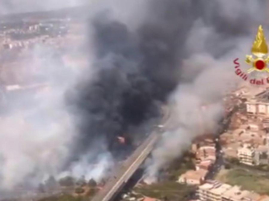 Catania. (Ansa / Vigili del Fuoco)