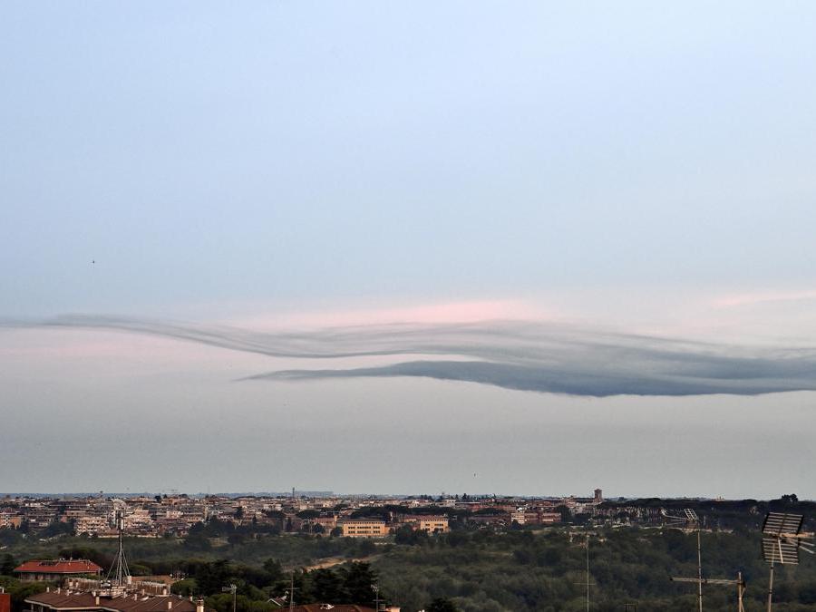 La nube di fumo visibile a distanza causata da un incendio nell’impianto rifiuti TMB di Malagrotta, Roma, 15 giugno 2022. ANSA/RICCARDO ANTIMIANI