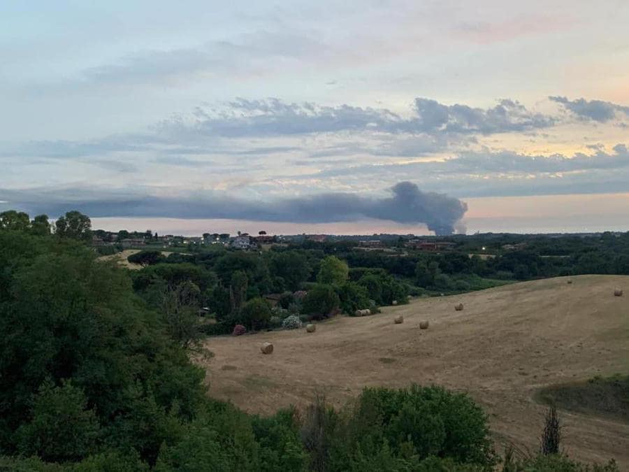 La nube di fumo visibile a distanza causata da un incendio nell’impianto rifiuti TMB di Malagrotta, Roma, 15 giugno 2022. ANSA