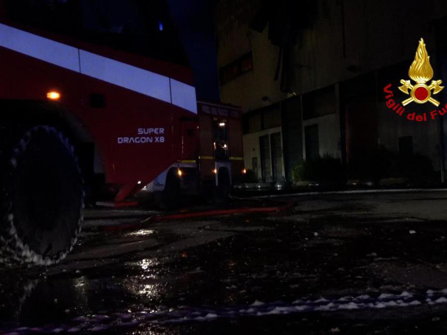 Un fermo immagine tratto da un video dei vigili del fuoco di Roma, 16 giugno 2022: E’ sotto controllo l’incendio che da ieri sta interessando parte dell’ex discarica di Malagrotta a Roma: i vigili del fuoco, una sessantina in tutto, hanno lavorato tutta la notte per confinare le fiamme ed evitare che interessassero altre strutture e si propagassero all’esterno. Per spegnere definitivamente il rogo, che ha interessato due capannoni di stoccaggio e trattamento dei rifiuti, ci vorranno però giorni. ANSA/VIGILI DEL FUOCO