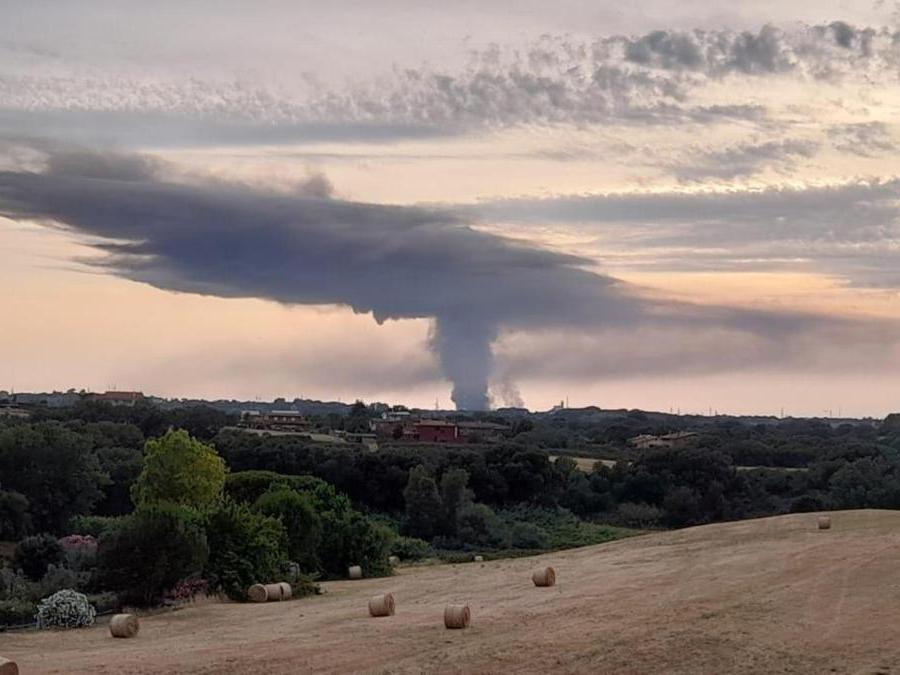La nube di fumo visibile a distanza causata da un incendio nell’impianto rifiuti TMB di Malagrotta, Roma, 15 giugno 2022. ANSA