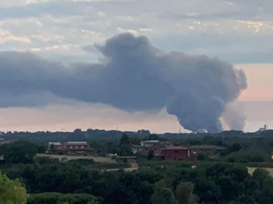 La nube di fumo visibile a distanza causata da un incendio nell’impianto rifiuti TMB di Malagrotta, Roma, 15 giugno 2022. ANSA