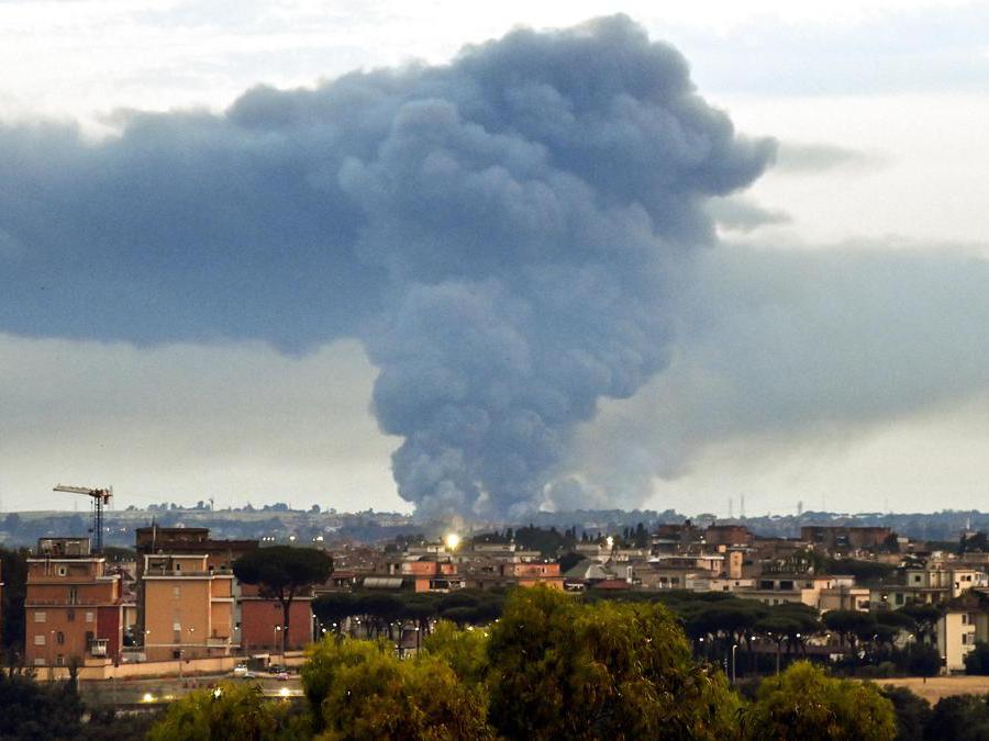 La nube di fumo visibile a distanza causata da un incendio nell’impianto rifiuti TMB di Malagrotta, Roma, 15 giugno 2022. ANSA/RICCARDO ANTIMIANI