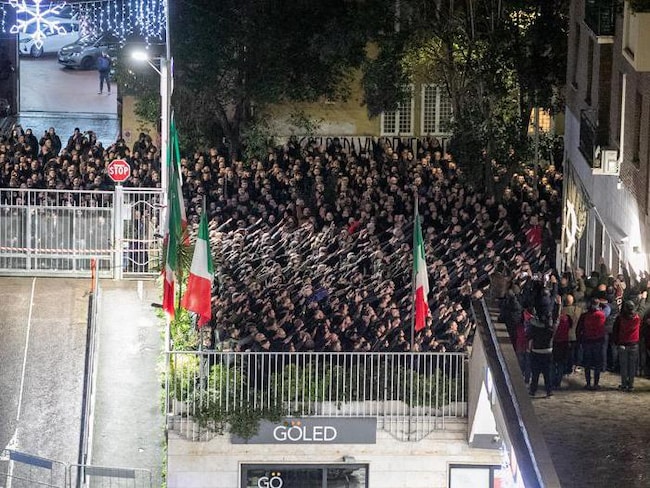 Saluti romani ad Acca Larentia, polemiche politiche e indagini della Digos