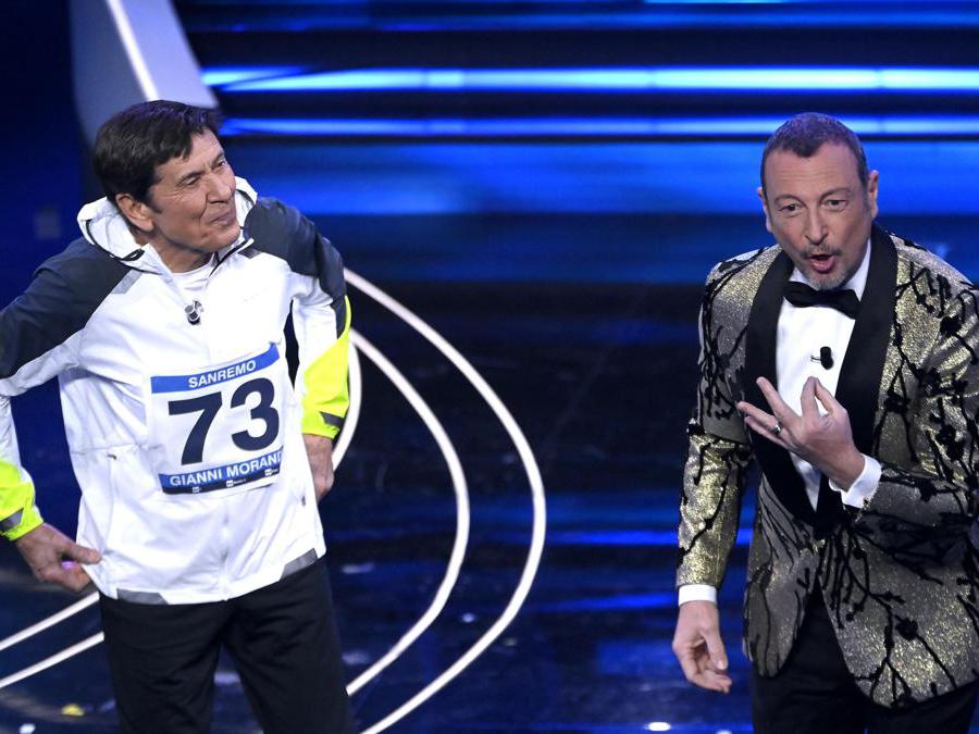  Gianni Morandi e Amadeus (Ansa/Riccardo Antimiani) 