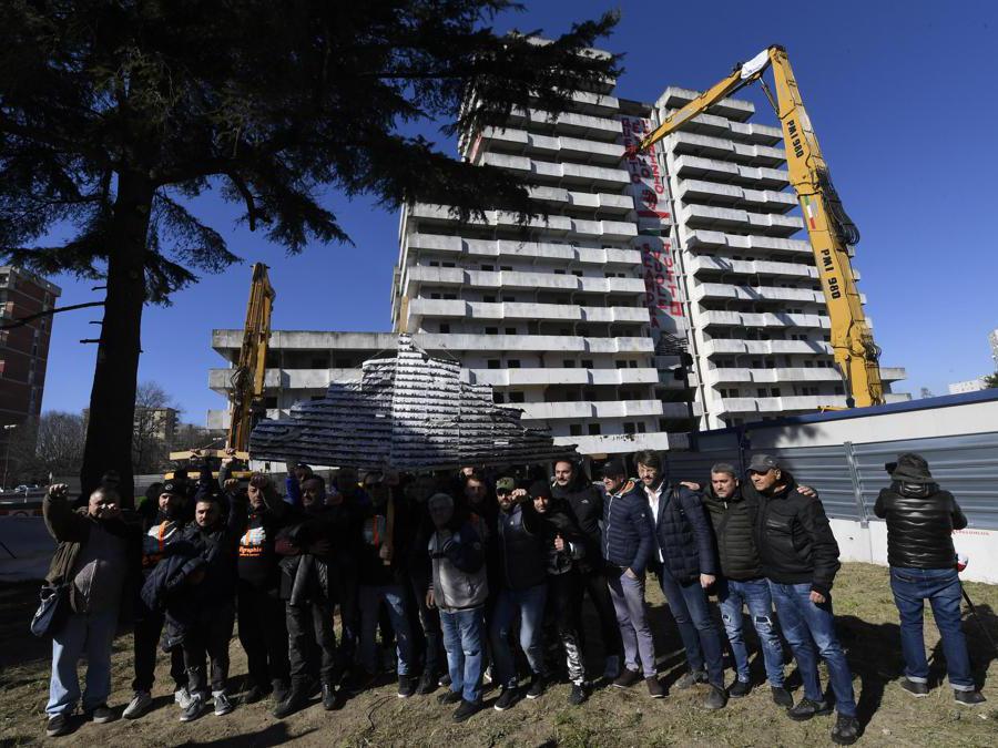 L'inizio dell'operazione di abbattimento della Vela Verde, la prima Vela del lotto M che sarà demolita a Napoli, 20 febbraio 2020. ANSA/CIRO FUSCO