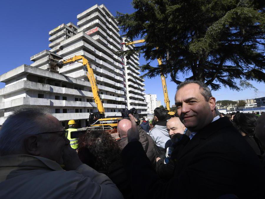 Il sindaco di Napoli, Luigi de Magistris, durante la demolizione della Vela Verde di Scampia, Napoli, 20 febbraio 2020. In una area di Napoli per anni simbolo di degrado, spaccio di droga, camorra ma anche lotta dei cittadini per ottenere il riconoscimento dei loro diritti, parte così il progetto Re-Start Scampia che prevede, nella prima fase, l'abbattimento delle Vele A, C, D e la rigenerazione della Vela B. L'obiettivo è quello di trasformare la 'Scampia di Gomorra' in una periferia a misura dei cittadini. ANSA/CIRO FUSCO