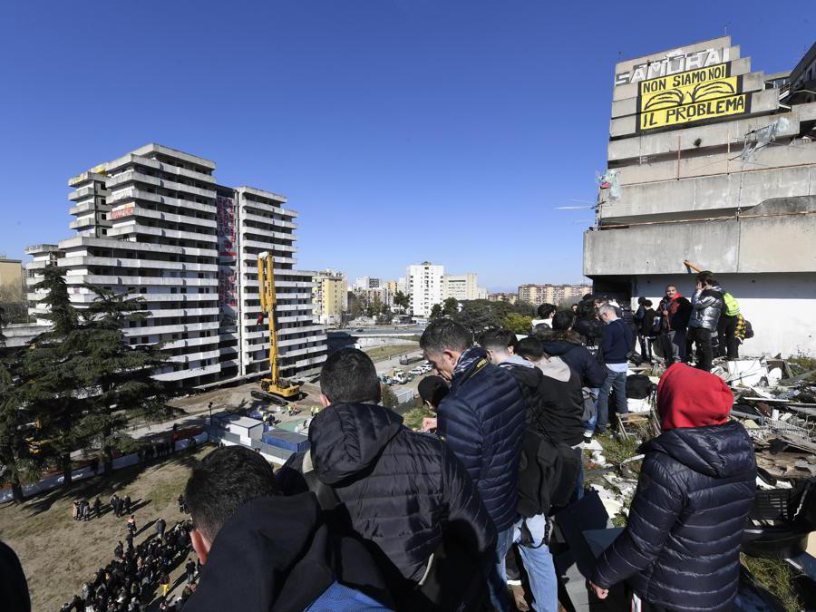 L'inizio dell'operazione di abbattimento della Vela Verde, la prima Vela del lotto M che sarà demolita a Napoli, 20 febbraio 2020. ANSA/CIRO FUSCO