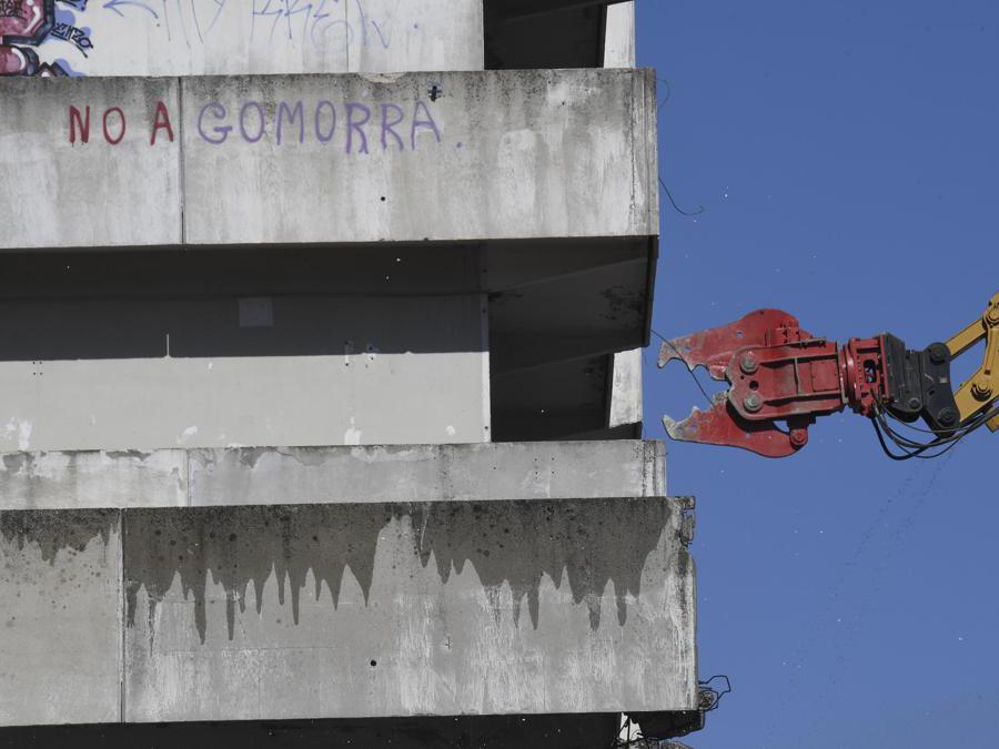 E' iniziata alle ore 11.17 la demolizione della prima delle ultime quattro Vele di Scampia, Napoli, 20 febbraio 2020. In una area di Napoli per anni simbolo di degrado, spaccio di droga, camorra ma anche lotta dei cittadini per ottenere il riconoscimento dei loro diritti, parte così il progetto Re-Start Scampia che prevede, nella prima fase, l'abbattimento delle Vele A, C, D e la rigenerazione della Vela B. L'obiettivo è quello di trasformare la 'Scampia di Gomorra' in una periferia a misura dei cittadini. ANSA/CIRO FUSCO