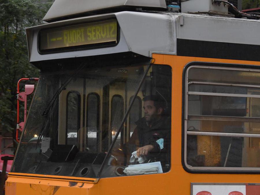 Un tram con la scritta fuori servizio percorre una strada del centro, Milano (Ansa/Daniel Dal Zennaro)