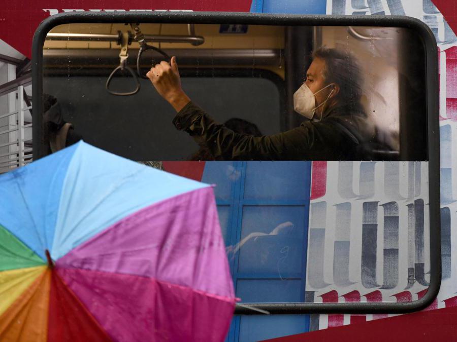 Una persona, con il viso coperto da una mascherina sanitaria, viaggia su un tram, Milano (Ansa/Daniel Dal Zennaro)