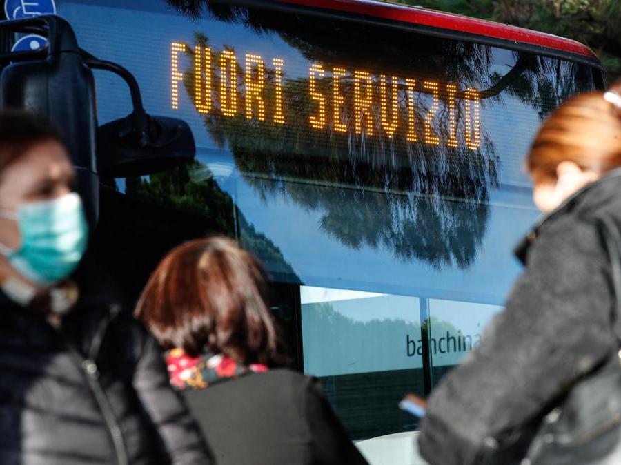 Un momento alla Stazione Termini durante lo sciopero dei mezzi di trasporto Roma (Ansa/Giuseppe Lami)