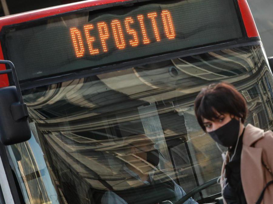 Un momento alla Stazione Termini durante lo sciopero dei mezzi di trasporto Roma (Ansa/Giuseppe Lami)
