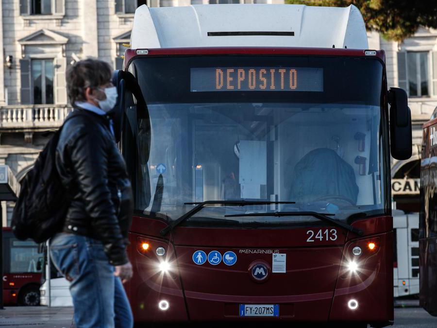 Un momento alla Stazione Termini durante lo sciopero dei mezzi di trasporto Roma (Ansa/Giuseppe Lami)