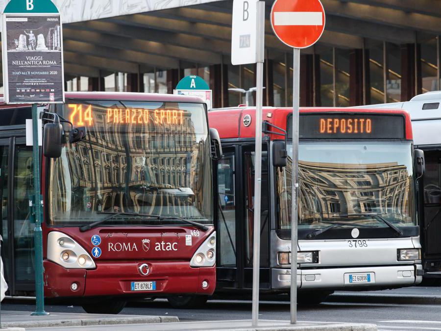 Un momento alla Stazione Termini durante lo sciopero dei mezzi di trasporto Roma (Ansa/Giuseppe Lami)