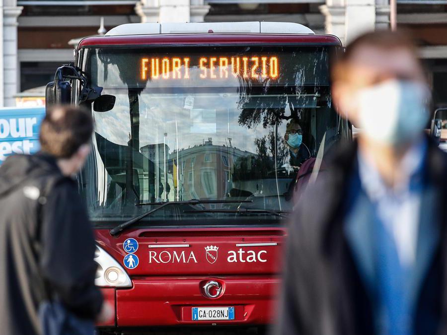 Un momento alla Stazione Termini durante lo sciopero dei mezzi di trasporto Roma (Ansa/Giuseppe Lami)