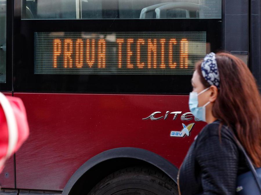 Un momento alla Stazione Termini durante lo sciopero dei mezzi di trasporto Roma (Ansa/Giuseppe Lami)