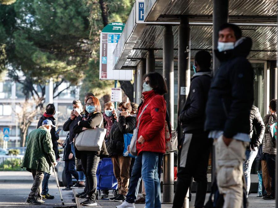 Un momento alla Stazione Termini durante lo sciopero dei mezzi di trasporto Roma (Ansa/Giuseppe Lami)