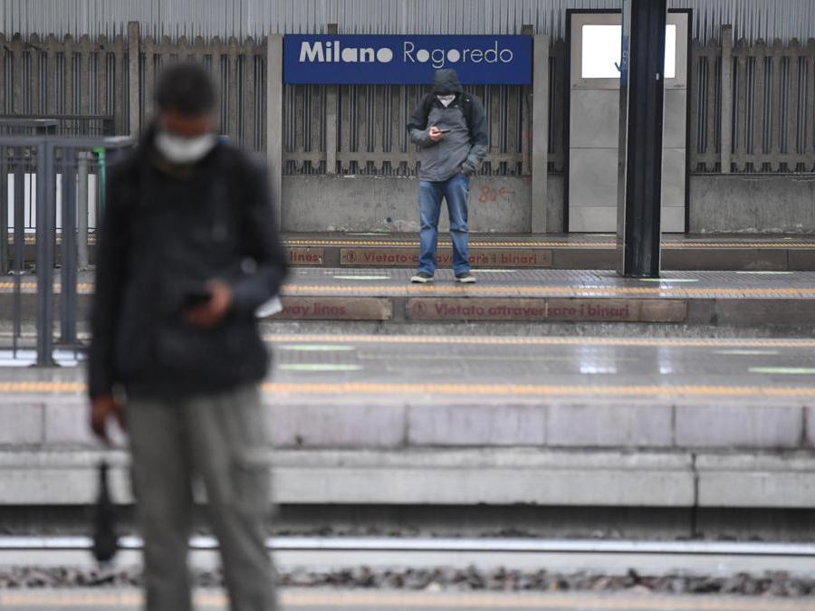 Una persona attende l'arrivo di un treno regionale a una pensilina della stazione di Milano Rogoredo, Milano  (Ansa/Daniel Dal Zennaro)