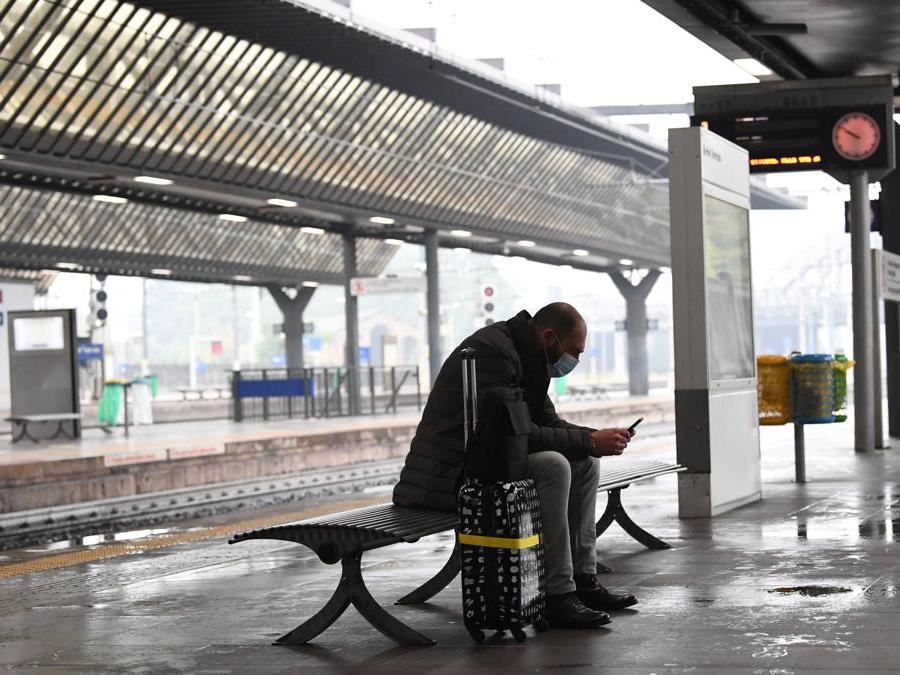 Una persona attende l'arrivo di un treno regionale a una pensilina della stazione di Milano Rogoredo, Milano (Ansa/Daniel Dal Zennaro)