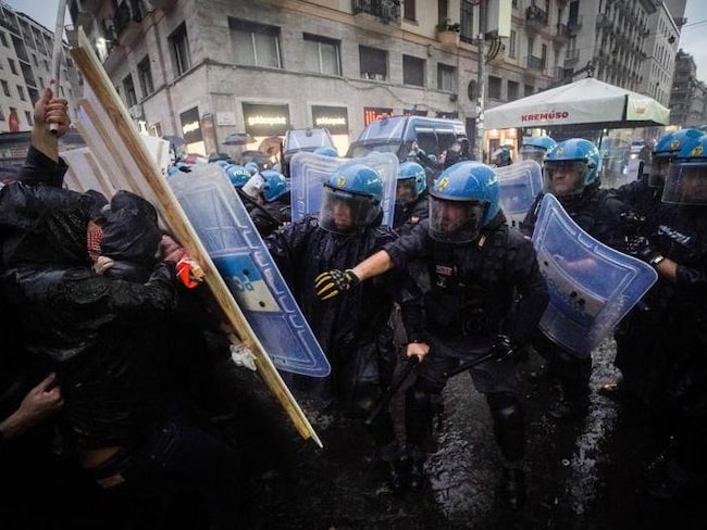 Scontri manifestanti-polizia dopo il G7 a Napoli 