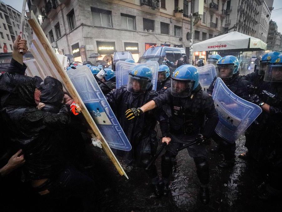 Scontri tra manifestanti anti G7 e forze di polizia a Napoli, 19 ottobre 2024. I manifestanti si sono avvicinati alle forze dell'ordine ed hanno usato come scudo tre grossi manifesti di cartone, al di sopra dei quali hanno fatto volare pietre e bottiglie. La polizia ha risposto con dei fumogeni e poi con i manganelli.(Ansa)
