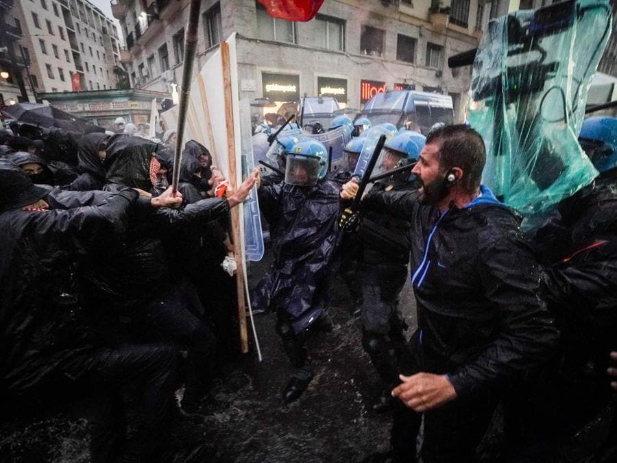 Scontri tra manifestanti anti G7 e forze di polizia a Napoli, 19 ottobre 2024. I manifestanti si sono avvicinati alle forze dell'ordine ed hanno usato come scudo tre grossi manifesti di cartone, al di sopra dei quali hanno fatto volare pietre e bottiglie. La polizia ha risposto con dei fumogeni e poi con i manganelli.(Ansa)
